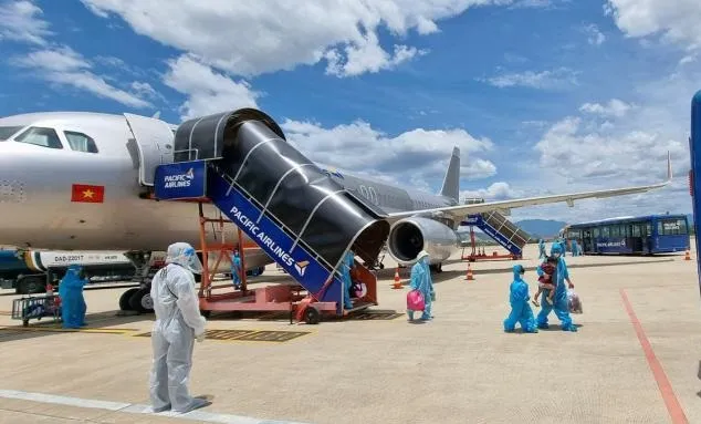 2 chuyến bay chở gần 400 người dân khó khăn tại TPHCM về Quảng Nam ảnh 1