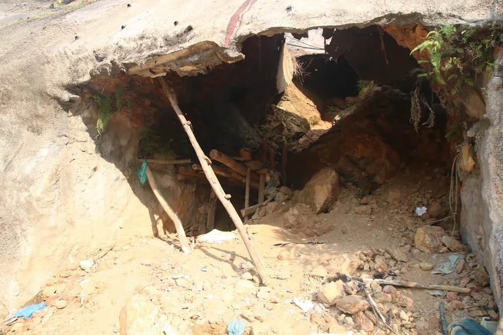 Xử lý tình trạng băng nhóm bảo kê khai thác vàng trái phép tại mỏ vàng Bồng Miêu ảnh 2