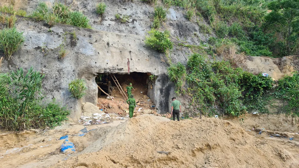 Xử lý tình trạng băng nhóm bảo kê khai thác vàng trái phép tại mỏ vàng Bồng Miêu ảnh 1