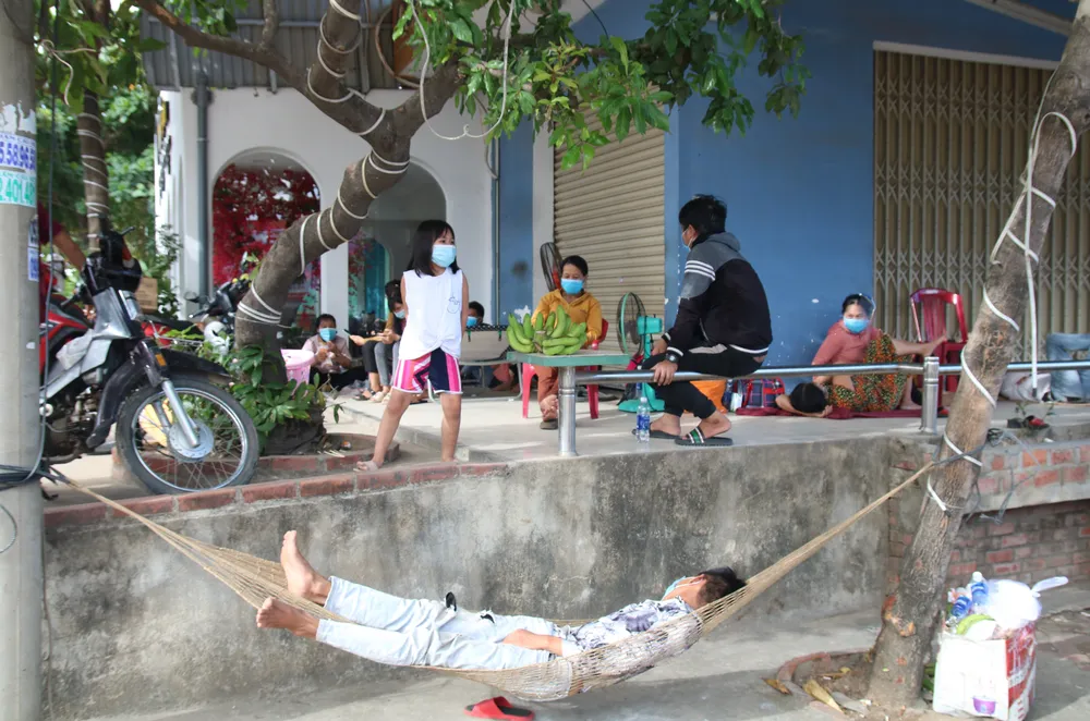 Người dân chực chờ ở chốt kiểm soát dịch để về quê ảnh 4