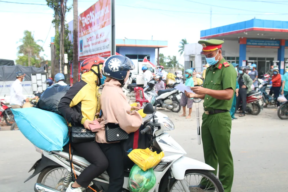 Người dân chực chờ ở chốt kiểm soát dịch để về quê ảnh 1