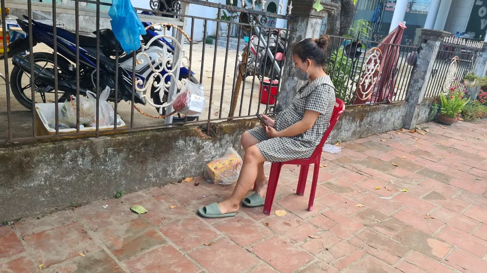 Người dân chực chờ ở chốt kiểm soát dịch để về quê ảnh 3