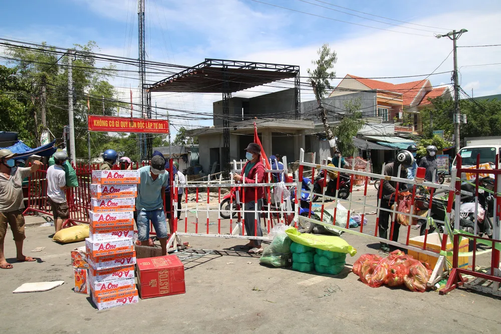 Người dân Quảng Nam gửi hàng hóa ra Đà Nẵng trước giờ “ai ở đâu ở đó” ảnh 1