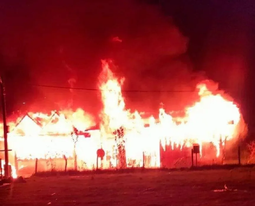 Cháy nhà giữa đêm, hai vợ chồng thầy cô giáo vùng cao Quảng Nam trắng tay  ảnh 1