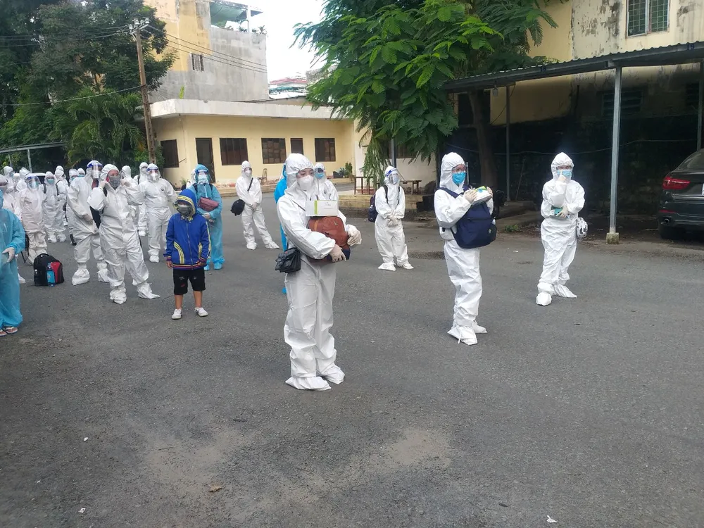 3 sinh viên nhường vé cho sản phụ lên chuyến xe đặc biệt về quê  ảnh 1