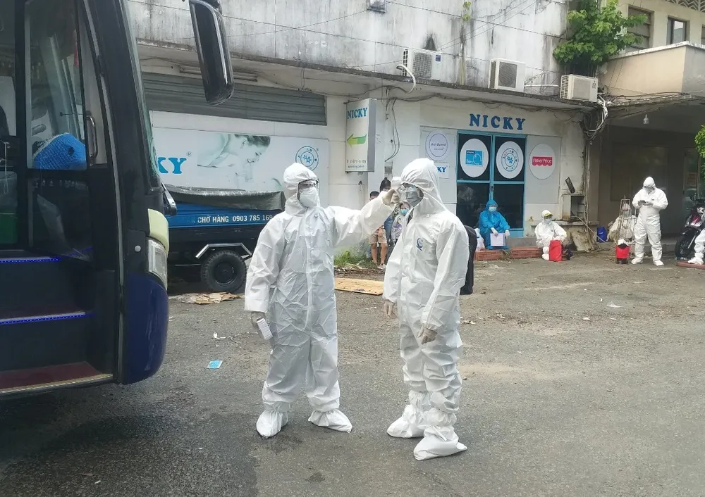 3 sinh viên nhường vé cho sản phụ lên chuyến xe đặc biệt về quê  ảnh 3