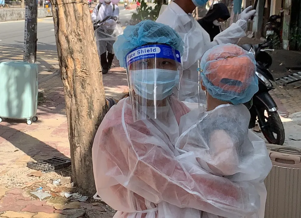 3 sinh viên nhường vé cho sản phụ lên chuyến xe đặc biệt về quê  ảnh 2