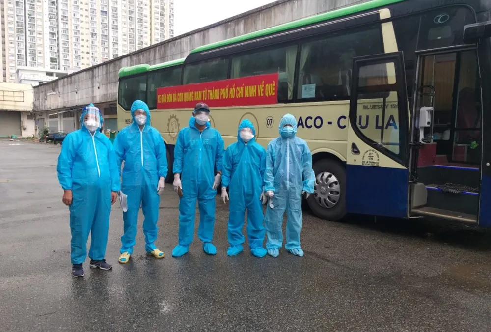 3 sinh viên nhường vé cho sản phụ lên chuyến xe đặc biệt về quê  ảnh 4