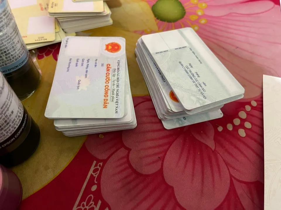 Triệt phá đường dây làm giả giấy tờ quy mô lớn tại Quảng Nam và Quảng Ngãi ảnh 2