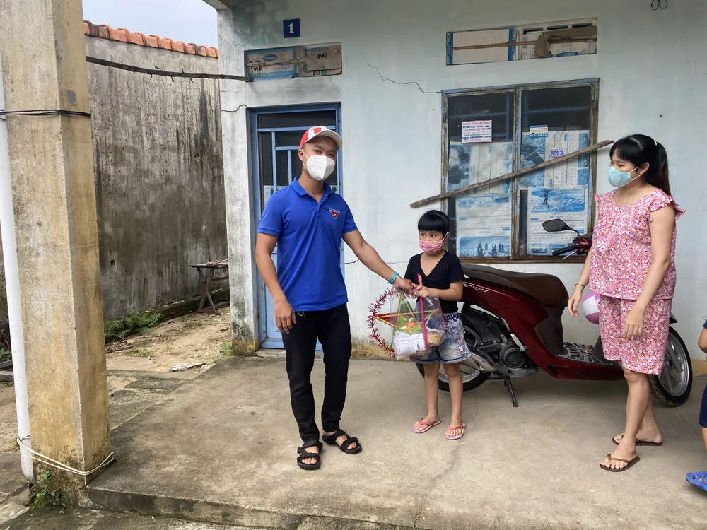 Quảng Nam: Tặng quà Trung thu cho các em nhỏ đang phải cách ly tại nhà ảnh 3