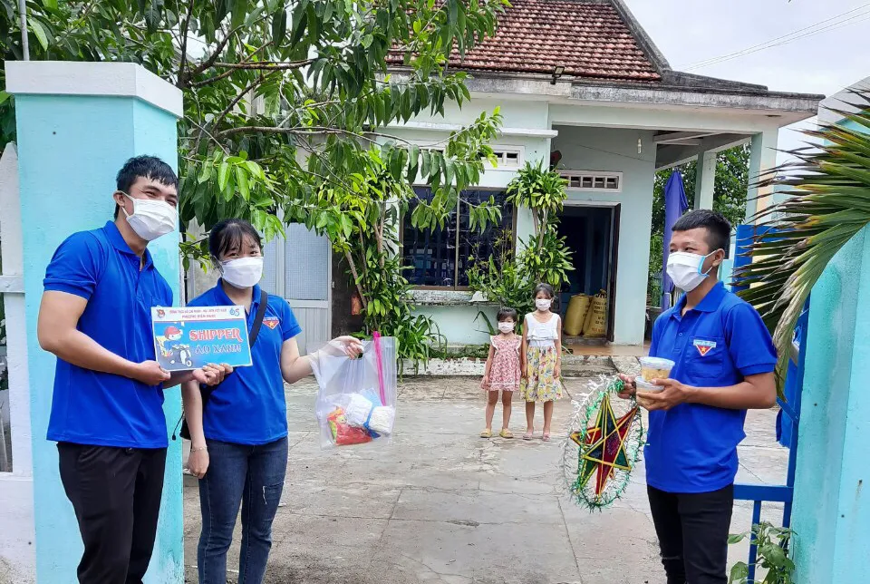 Quảng Nam: Tặng quà Trung thu cho các em nhỏ đang phải cách ly tại nhà ảnh 1