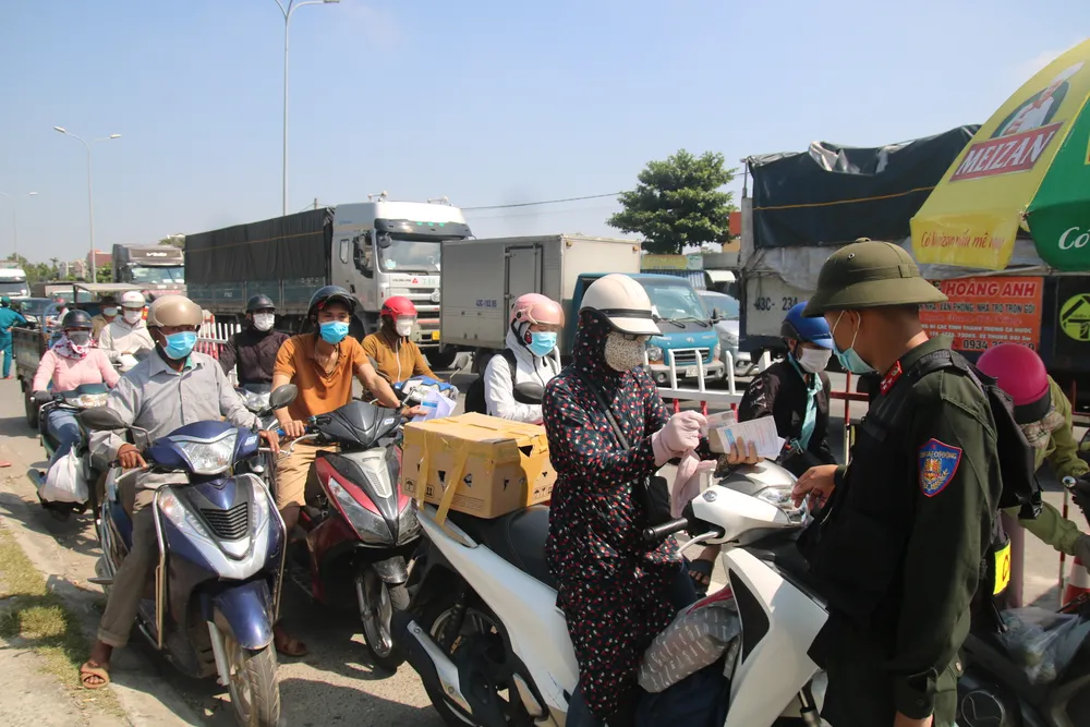 Từ Đà Nẵng đi Quảng Nam, hàng trăm người phải quay xe do thiếu giấy xét nghiệm Covid-19 ảnh 1