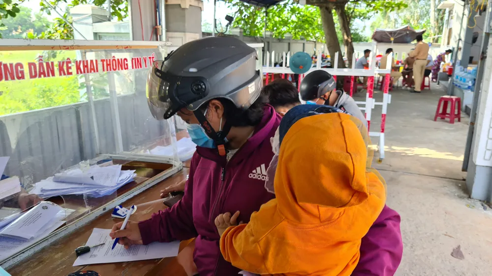 Từ Đà Nẵng đi Quảng Nam, hàng trăm người phải quay xe do thiếu giấy xét nghiệm Covid-19 ảnh 5