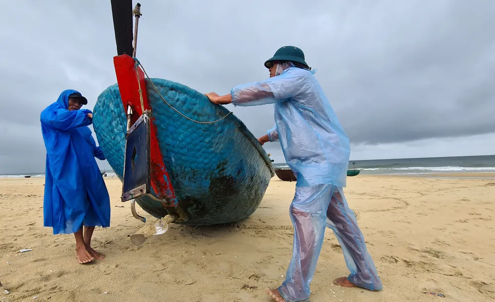 Quảng Nam cấm tàu thuyền ra khơi từ 12 giờ ngày 6-10 ảnh 1