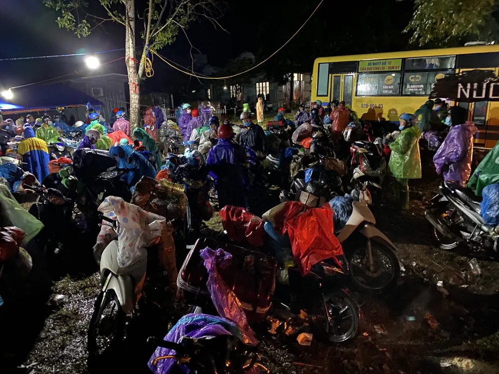 Quảng Nam: Giúp người dân từ miền Nam về quê đẩy xe qua dòng nước xiết ảnh 1