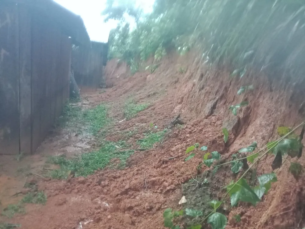 Một số tỉnh miền Trung bị sạt lở, ngập cục bộ, chia cắt giao thông do mưa lớn ảnh 4