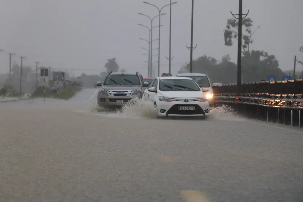 Quảng Nam cho học sinh nghỉ học do mưa lớn, nước tràn Quốc lộ 1A ảnh 1