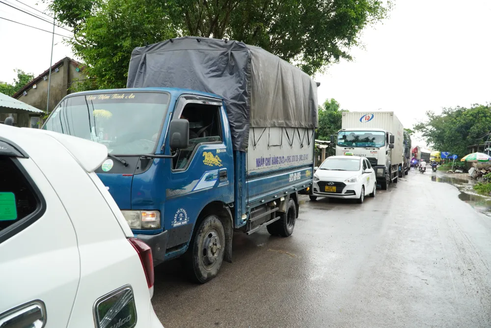 Đường bộ và đường sắt qua địa phận tỉnh Quảng Nam bị gián đoạn ảnh 2