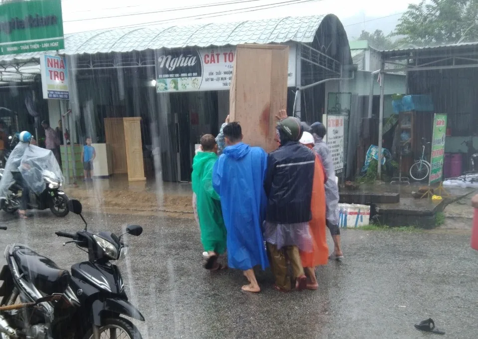 Sạt lở làm hư hỏng nhiều nhà dân tại huyện Nam Trà My ảnh 2