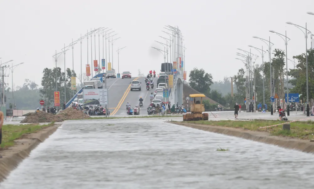 Quảng Nam: TP Tam Kỳ ngập lụt nặng có nơi trên 1,5m, Quốc lộ 1A ách tắc ảnh 3