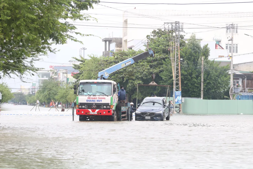Quảng Nam: TP Tam Kỳ ngập lụt nặng có nơi trên 1,5m, Quốc lộ 1A ách tắc ảnh 8