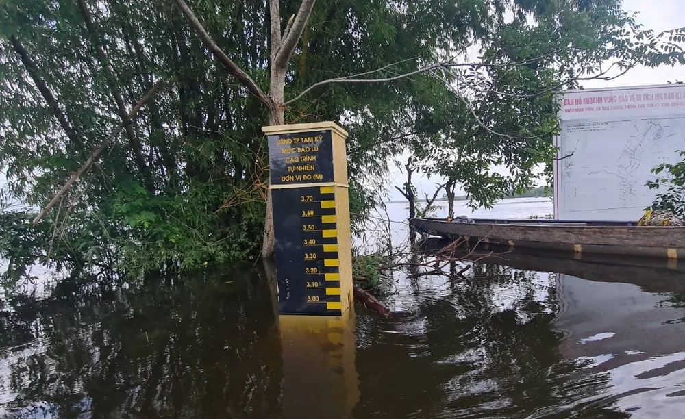 Quảng Nam: Nước lũ bắt đầu rút, người dân tranh thủ dọn dẹp ảnh 7