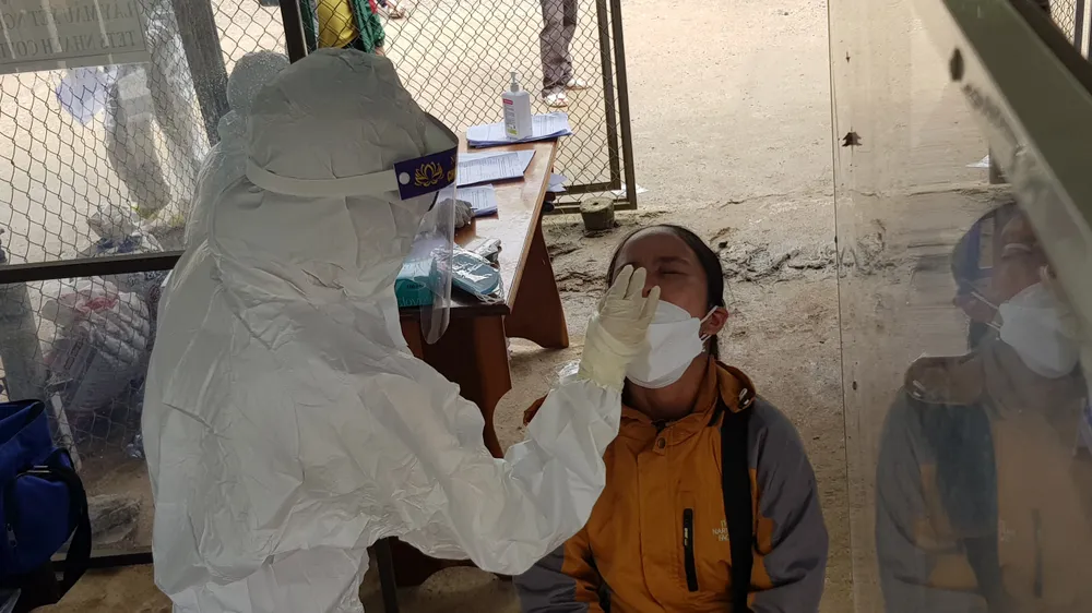  Huyện vùng cao Nam Trà My vừa “căng mình” chống dịch vừa khắc phục thiệt hại thiên tai ảnh 1