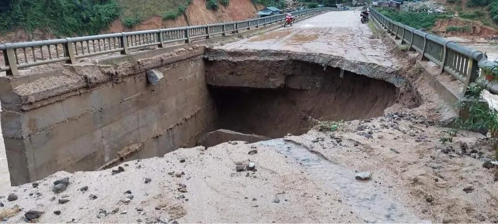 Quảng Nam: Đường dẫn vào một cây cầu sạt lở sâu hơn 3m ảnh 1