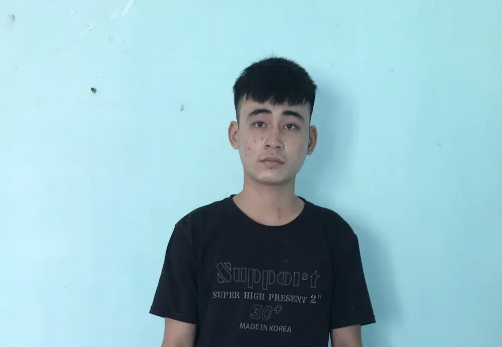 Tạm giữ hình sự thanh niên say rượu cầm dao rượt đuổi công an ảnh 1