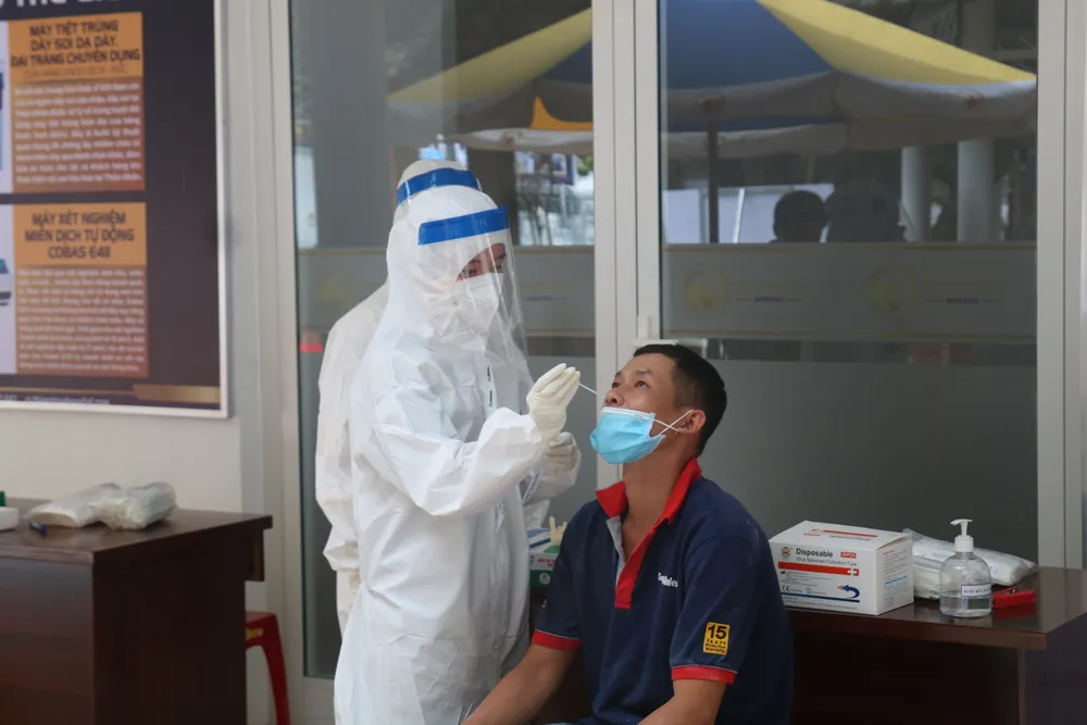 Người thực hiện cách ly tại nhà phải lấy mẫu xét nghiệm SARS-CoV-2 3 lần theo quy định. Ảnh: NGUYỄN CƯỜNG