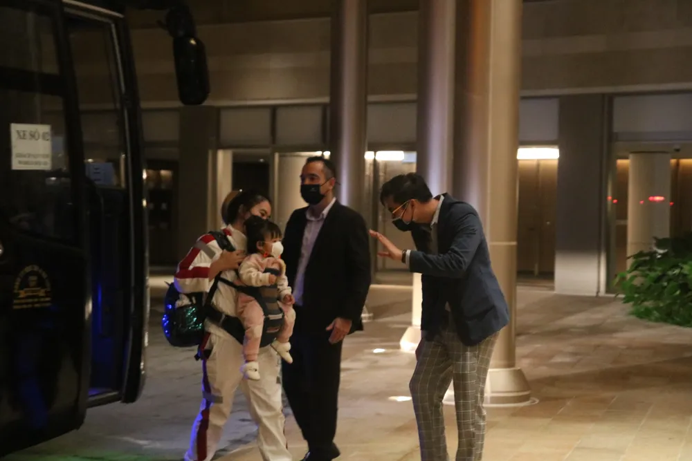 Đoàn khách quốc tế đầu tiên đến Việt Nam sau 2 năm ngành du lịch “đóng băng“ ảnh 1