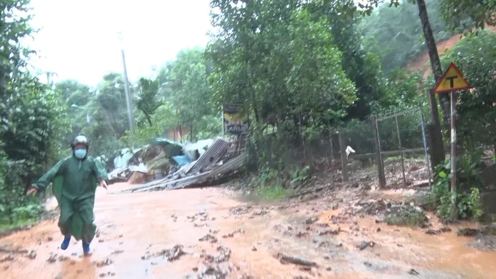 Sạt lở núi tại Quảng Nam, 1 người bị thương ảnh 1