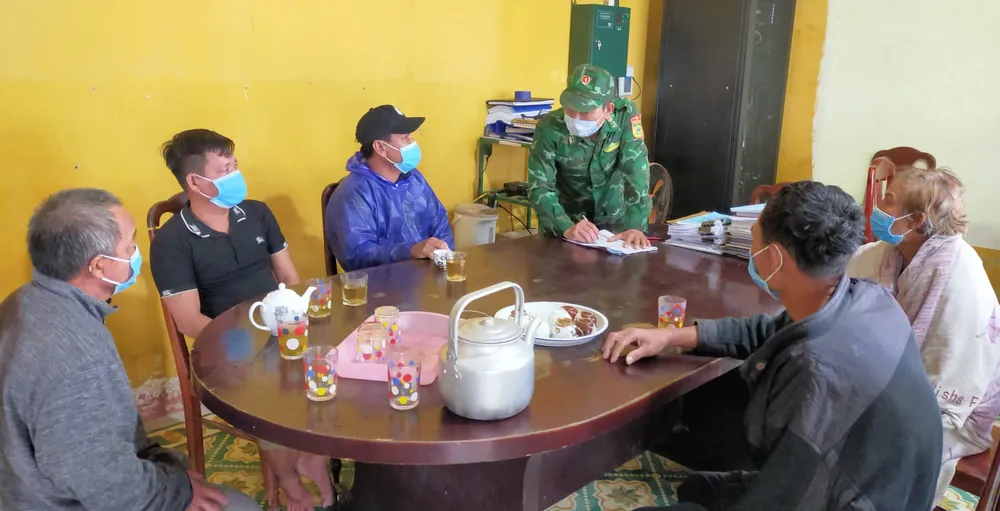 Chìm tàu, 5 ngư dân đang bơi trên biển được cứu kịp thời ảnh 1