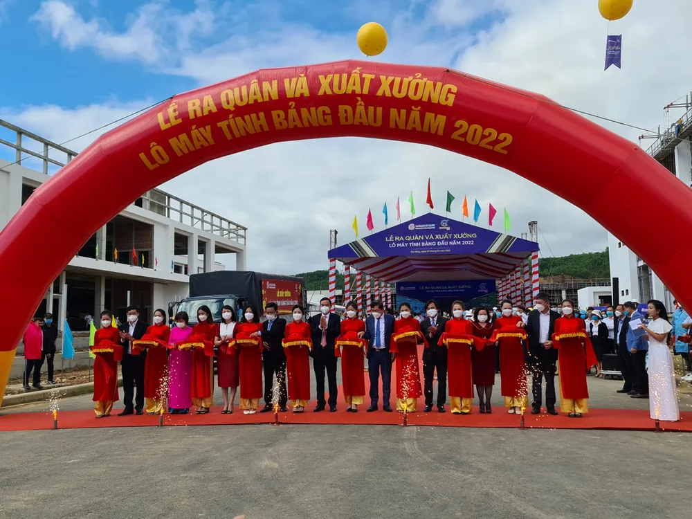 Trung Nam xuất xưởng lô máy tính bản thuộc chương trình 'Sóng và máy tính cho em' đầu năm 2022 ảnh 1