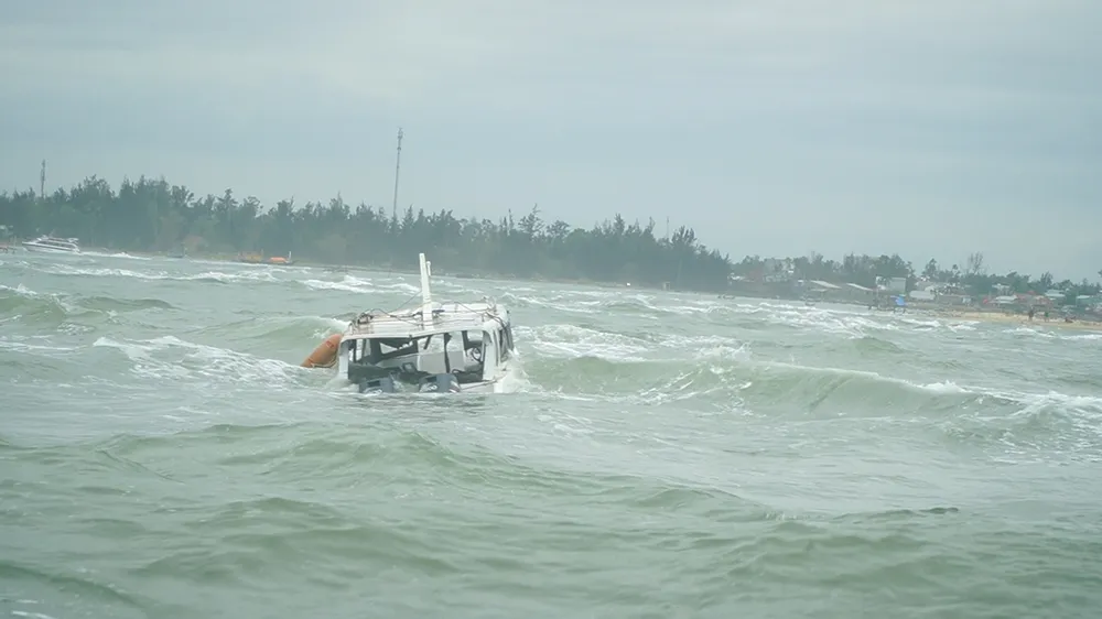Vụ chìm ca nô trên biển Cửa Đại khiến 13 người chết: 11 tàu, 1 trực thăng tìm 4 người mất tích ảnh 2