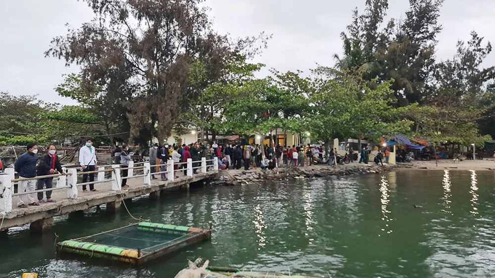 Vụ chìm ca nô trên biển Cửa Đại khiến 13 người chết: 11 tàu, 1 trực thăng tìm 4 người mất tích ảnh 9