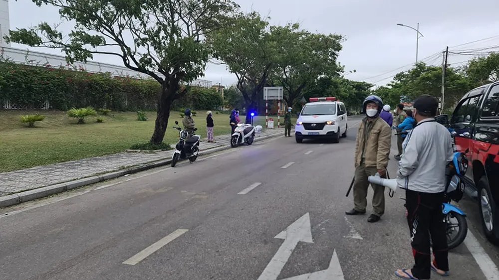 Vụ chìm ca nô trên biển Cửa Đại khiến 13 người chết: 11 tàu, 1 trực thăng tìm 4 người mất tích ảnh 8