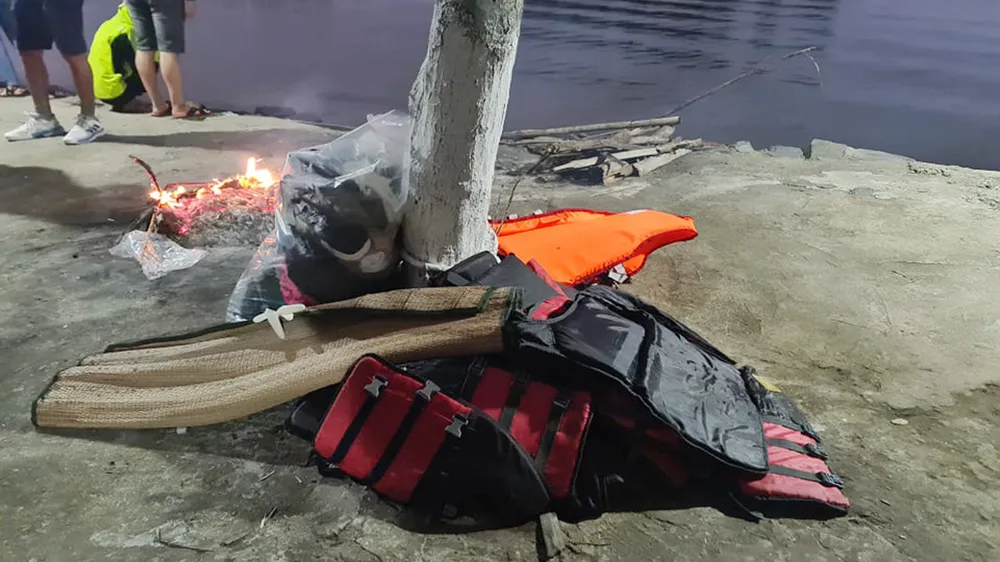 Vụ chìm ca nô trên biển Cửa Đại khiến 13 người chết: 11 tàu, 1 trực thăng tìm 4 người mất tích ảnh 6