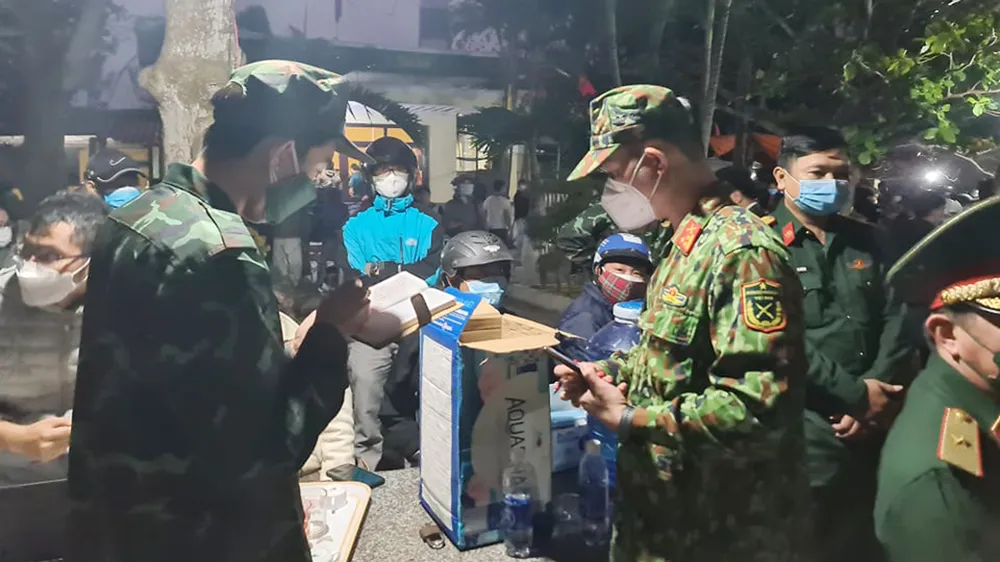 Vụ chìm ca nô trên biển Cửa Đại khiến 13 người chết: 11 tàu, 1 trực thăng tìm 4 người mất tích ảnh 5