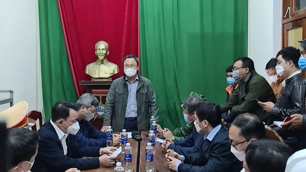 Vụ chìm ca nô trên biển Cửa Đại khiến 13 người chết: 11 tàu, 1 trực thăng tìm 4 người mất tích ảnh 1