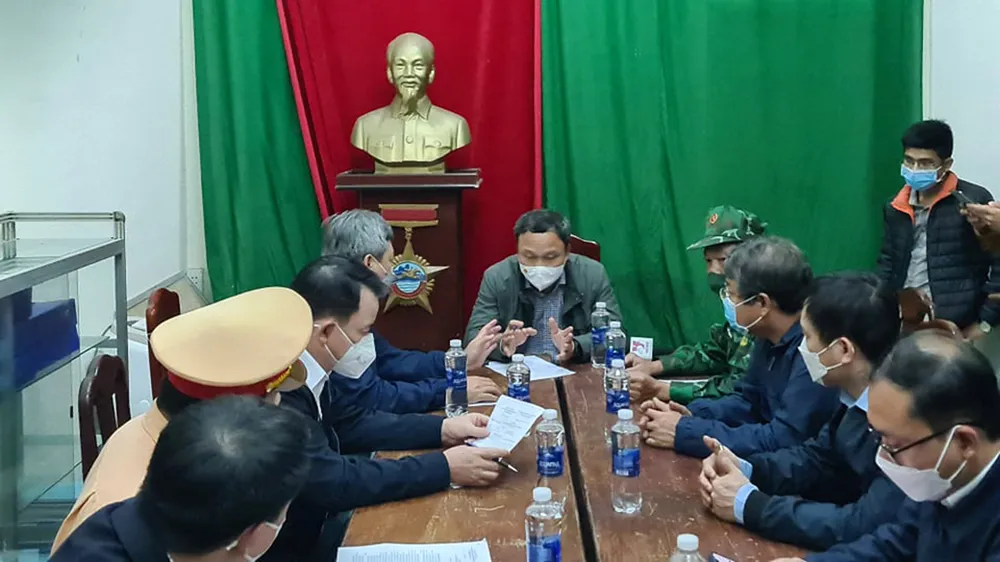 Vụ chìm ca nô trên biển Cửa Đại khiến 13 người chết: 11 tàu, 1 trực thăng tìm 4 người mất tích ảnh 3