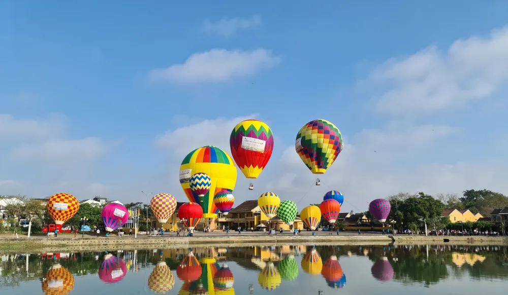 Du khách mê mẩn khi lần đầu tiên ngắm khinh khí cầu ở Hội An  ảnh 4