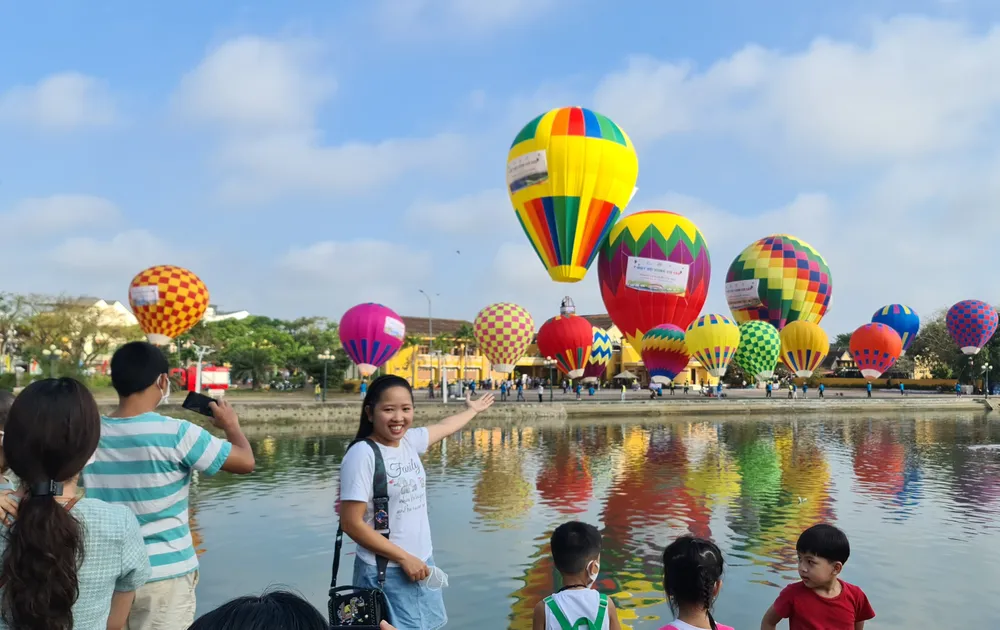 Du khách mê mẩn khi lần đầu tiên ngắm khinh khí cầu ở Hội An  ảnh 1
