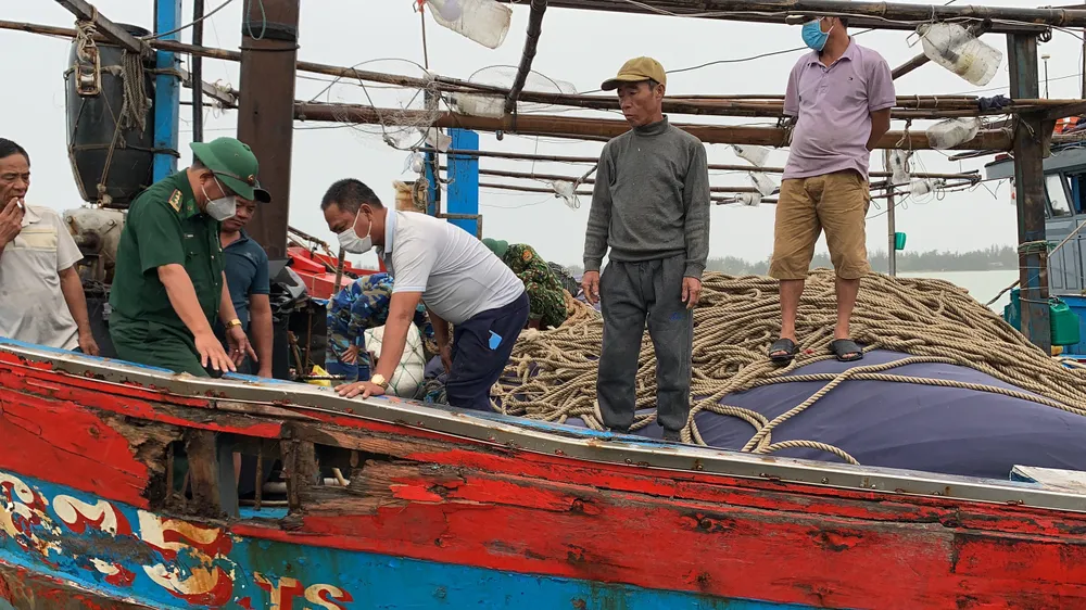 Ứng cứu kịp thời tàu cá có 5 ngư dân gặp nạn trên biển ảnh 1