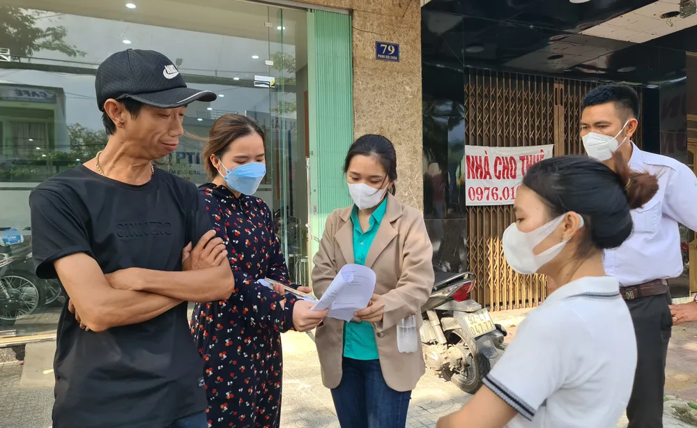 Khách hàng ùn ùn kéo đến Công ty PTI Quảng Nam đòi quyền lợi bảo hiểm ảnh 2