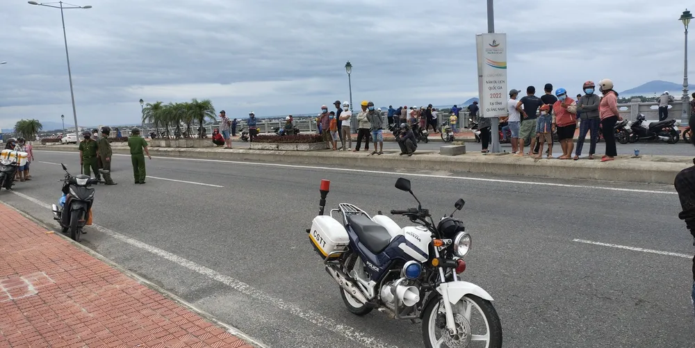 Cha ôm theo con gái nhảy cầu tự tử do mâu thuẫn gia đình ảnh 1