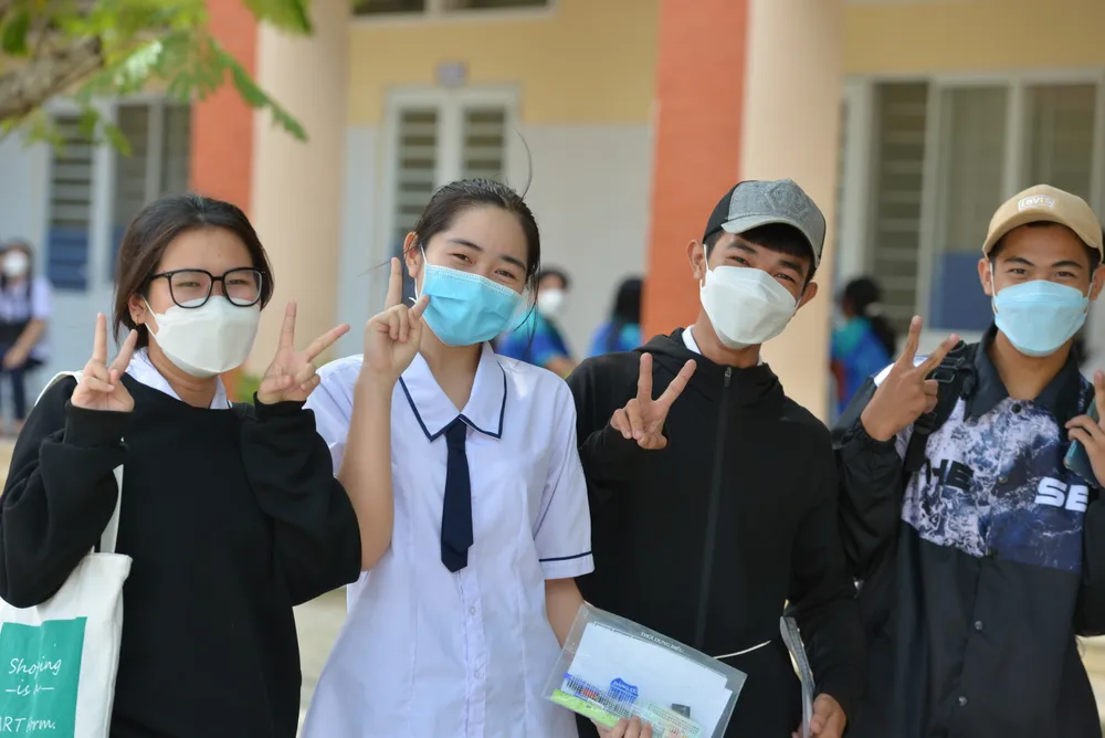 TPHCM: Nhiều thí sinh mang theo vật dụng cá nhân trong ngày làm thủ tục đầu tiên thi tốt nghiệp THPT ảnh 11