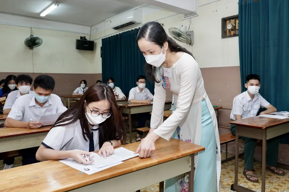 TPHCM: Nhiều thí sinh mang theo vật dụng cá nhân trong ngày làm thủ tục đầu tiên thi tốt nghiệp THPT ảnh 9