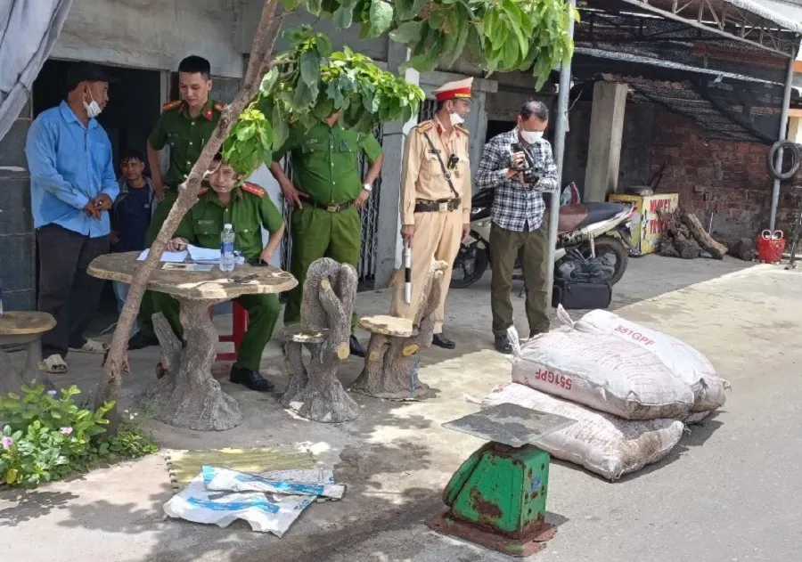 Phát hiện xe khách chở gần 400kg mỡ động vật bốc mùi hôi thối ảnh 1