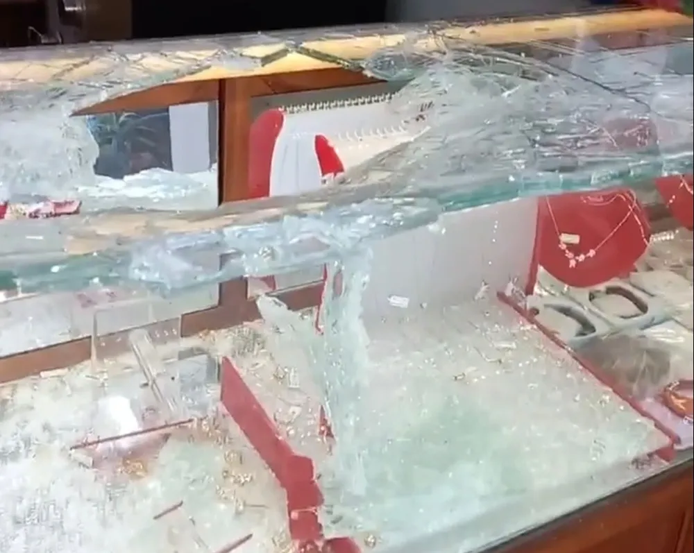 Quảng Nam: Truy tìm đối tượng dùng cuốc đập tủ, cướp tiệm vàng ảnh 1